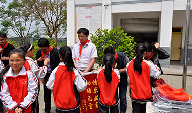 welcome海洋之神 关爱贫苦小学生