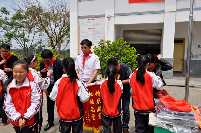 welcome海洋之神 关爱贫苦小学生