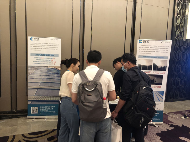 welcome海洋之神展会现场为参会人员讲解3